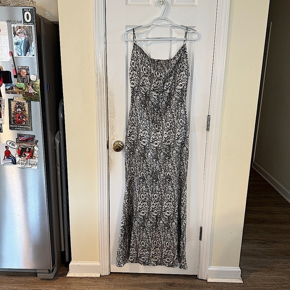 Elliatt Dresses & Skirts - Elliatt Black & White Floral Print Dress | Size S